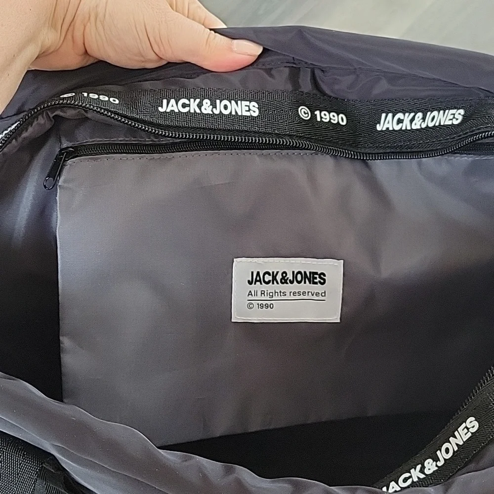 Jack & Jones black zippered travel bag jaczody style 12205538